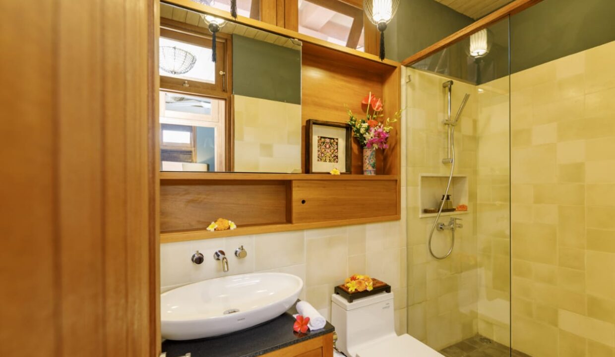 Beautiful and Unique Duplex Design House In Central Ubud (11)