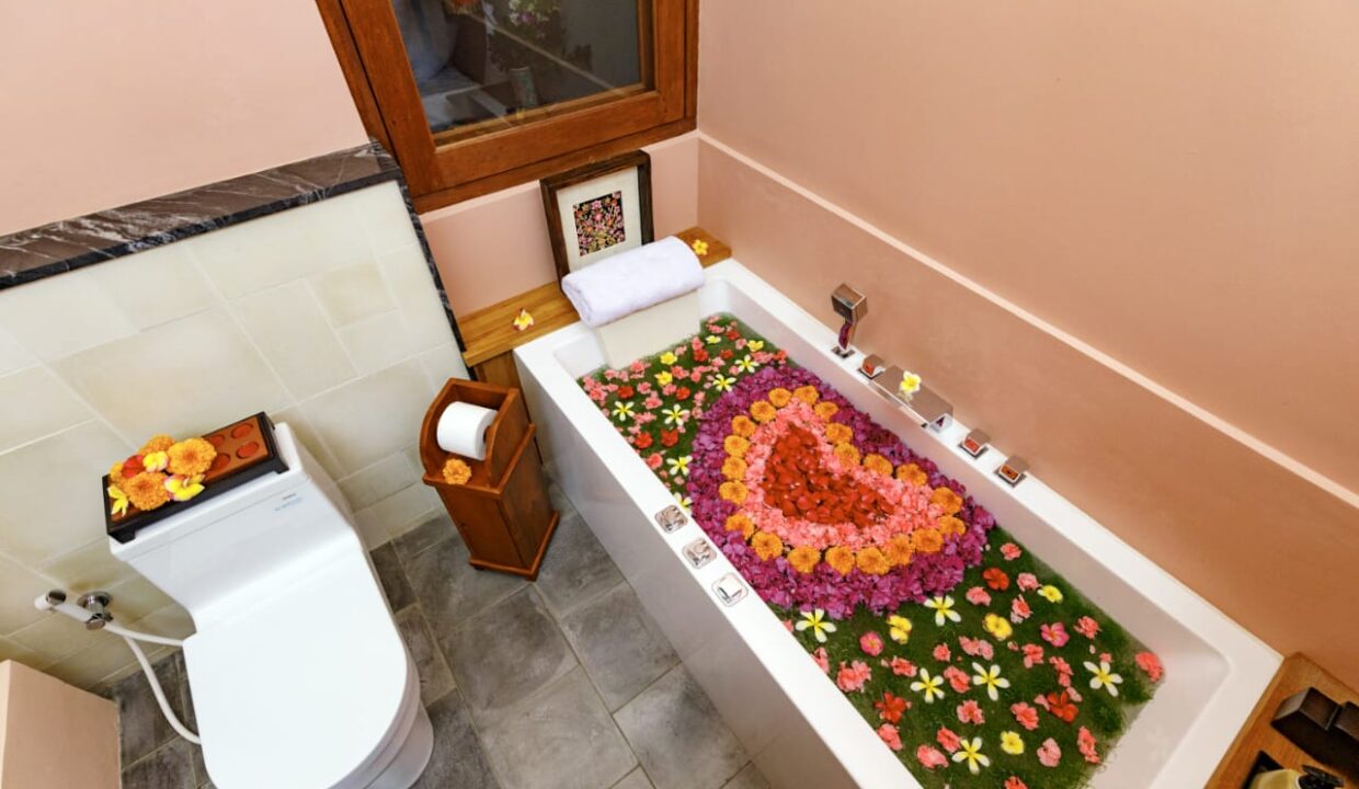 Beautiful and Unique Duplex Design House In Central Ubud (15)