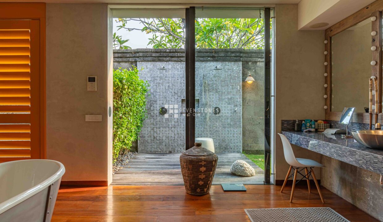One-of-A-Kind Designer Villa for High Quality Living in Kerobokan (20)