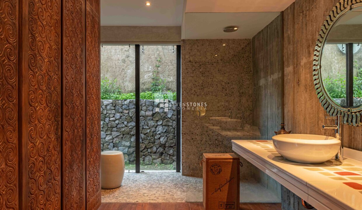 One-of-A-Kind Designer Villa for High Quality Living in Kerobokan (23)