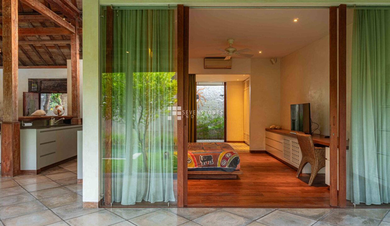 One-of-A-Kind Designer Villa for High Quality Living in Kerobokan (32)