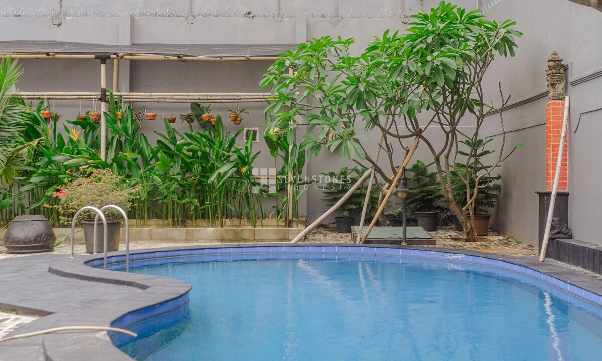 Prime Investment Opportunity Expansive Land with an Old House in Tangerang, Ideal for Apartment or Small Residential Complex Development (1)