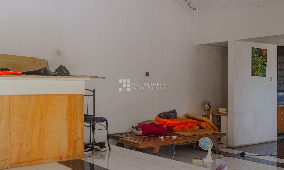 Prime Investment Opportunity Expansive Land with an Old House in Tangerang, Ideal for Apartment or Small Residential Complex Development (13)
