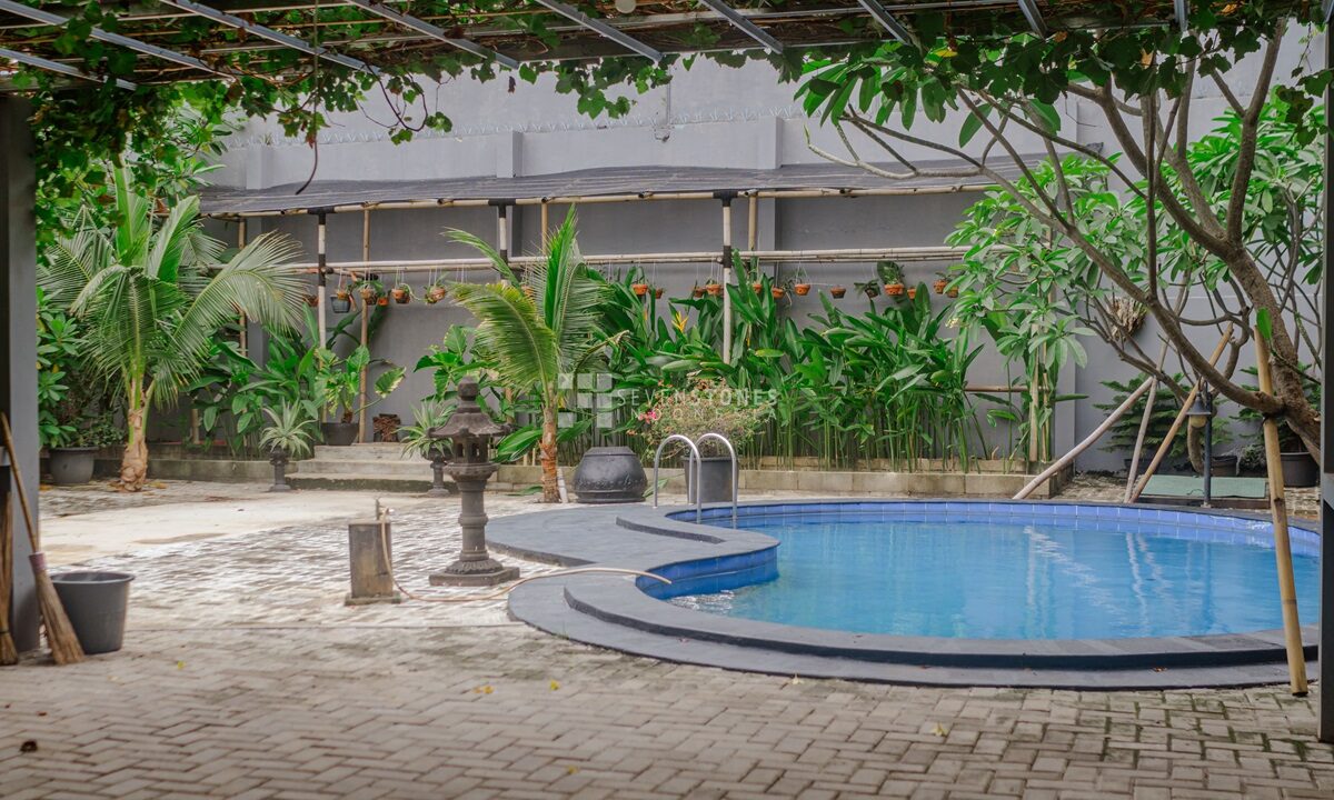 Prime Investment Opportunity Expansive Land with an Old House in Tangerang, Ideal for Apartment or Small Residential Complex Development (3)