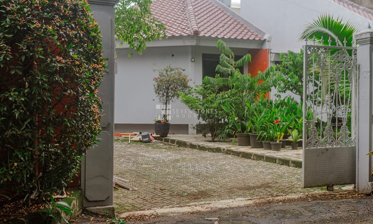 Prime Investment Opportunity Expansive Land with an Old House in Tangerang, Ideal for Apartment or Small Residential Complex Development (6)