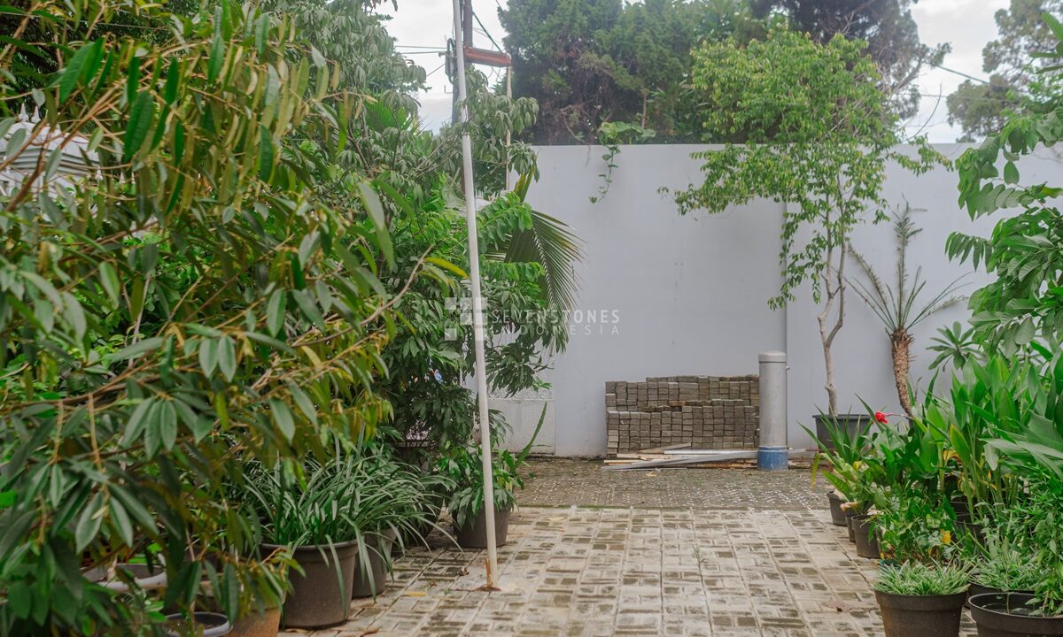 Prime Investment Opportunity Expansive Land with an Old House in Tangerang, Ideal for Apartment or Small Residential Complex Development (9)