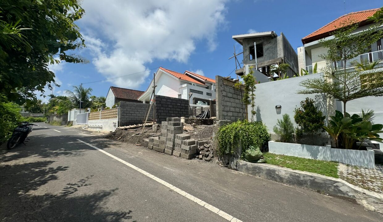 Rare Small Plot of Land in Ungasan Area (2)
