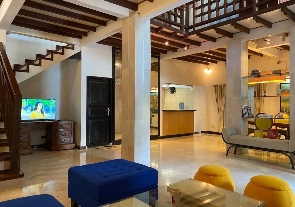 Three-Bedroom Classic House in a Quiet Area (1)