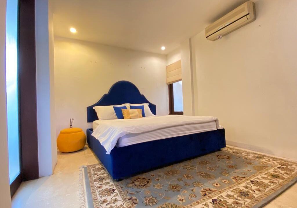 Three-Bedroom Classic House in a Quiet Area (11)