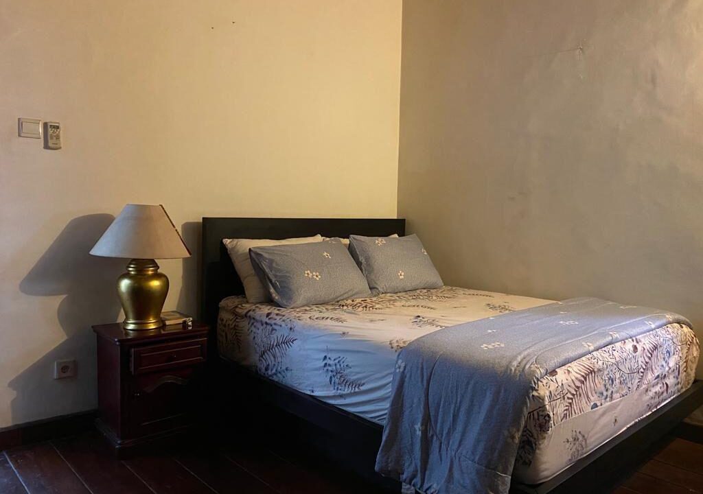 Three-Bedroom Classic House in a Quiet Area (12)