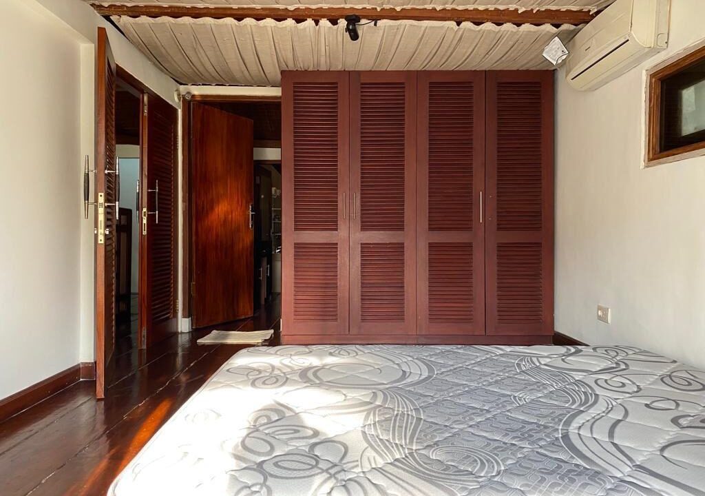 Three-Bedroom Classic House in a Quiet Area (13)