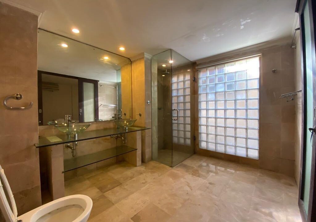 Three-Bedroom Classic House in a Quiet Area (15)