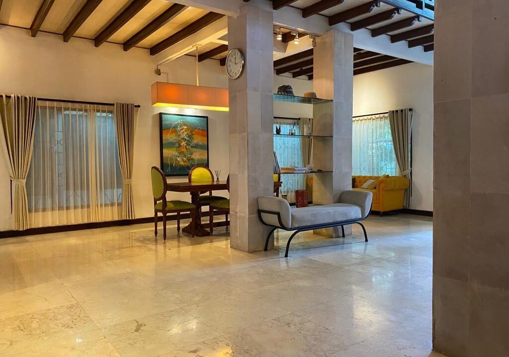 Three-Bedroom Classic House in a Quiet Area (2)