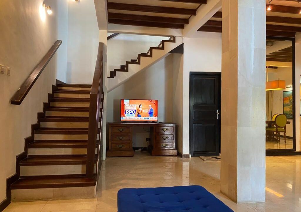 Three-Bedroom Classic House in a Quiet Area (4)