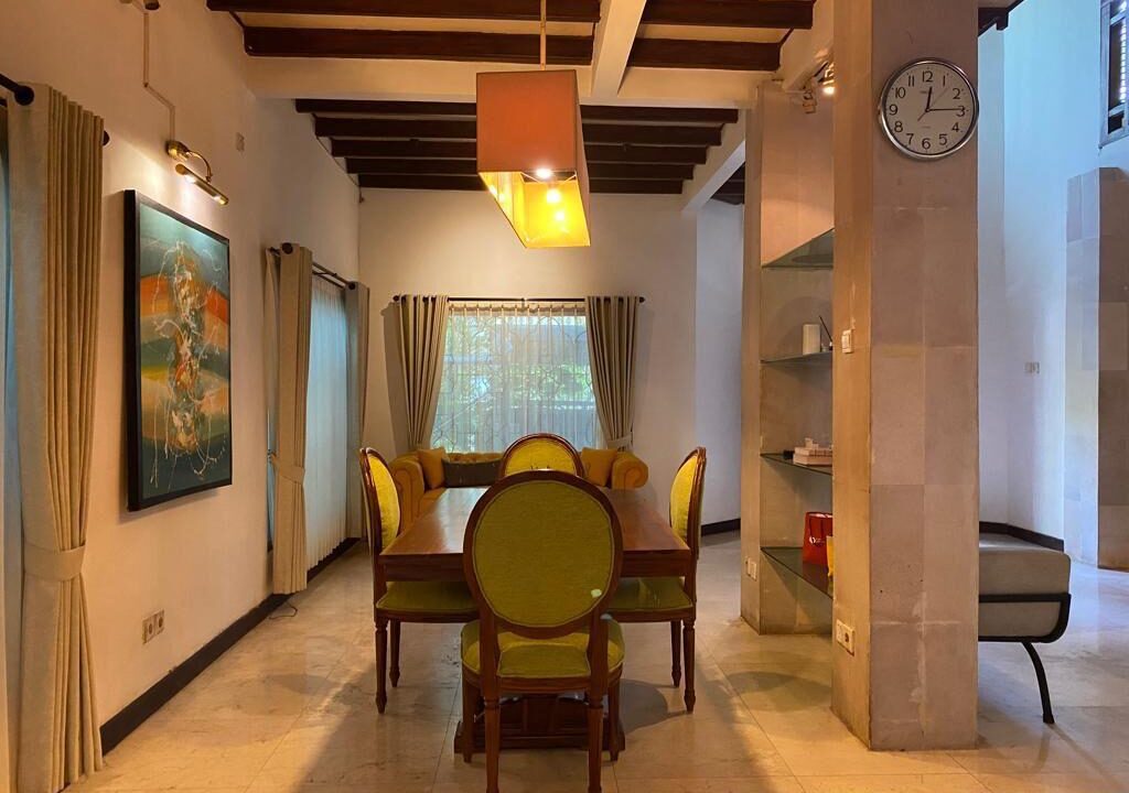 Three-Bedroom Classic House in a Quiet Area (5)