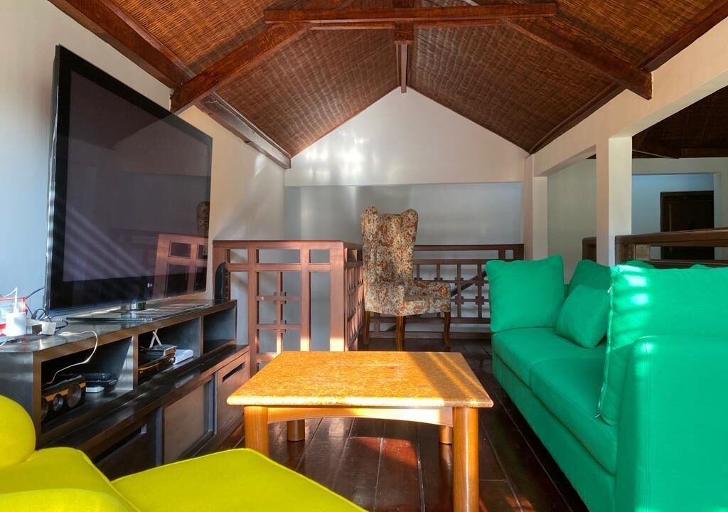 Three-Bedroom Classic House in a Quiet Area (6)