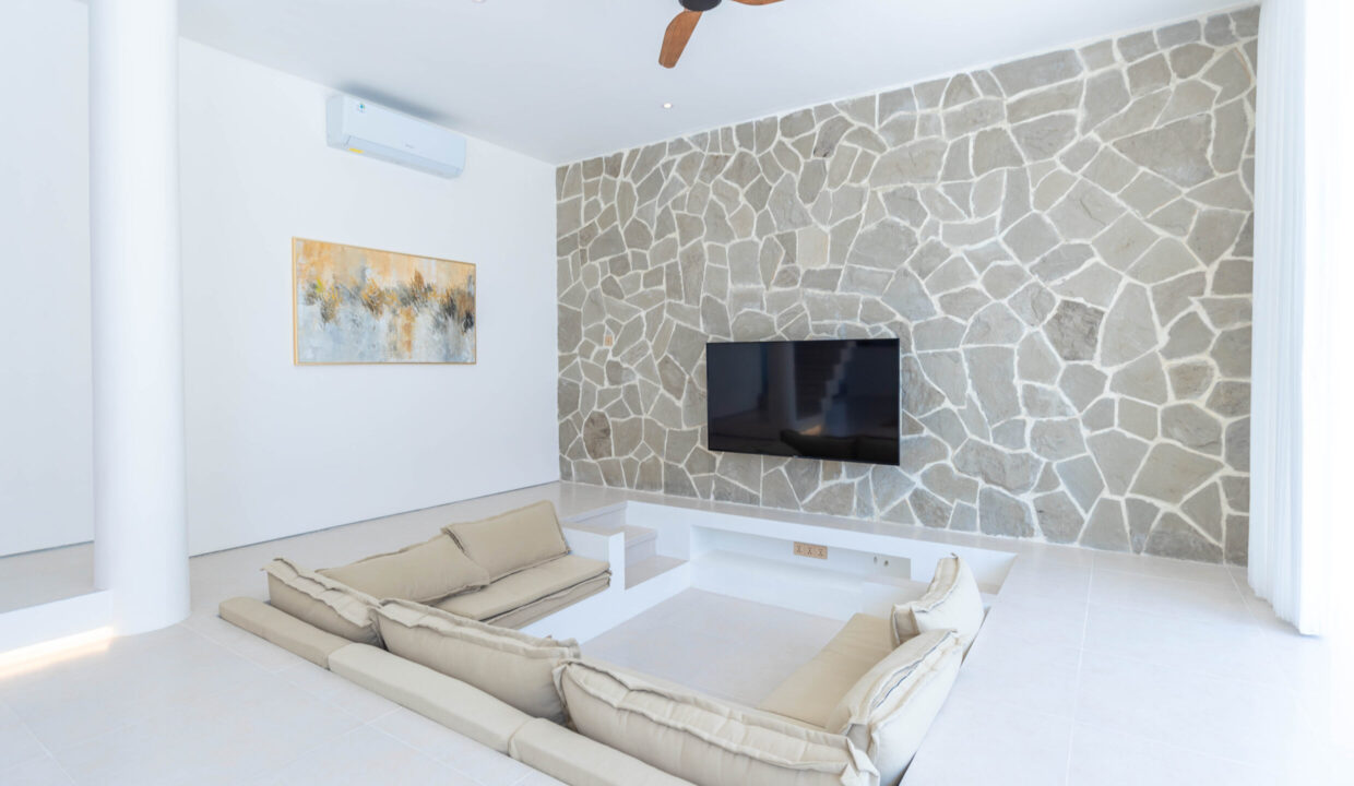 4-Bedroom Beachside Villa with Jacuzzi and Ocean View in Cemagi (7)