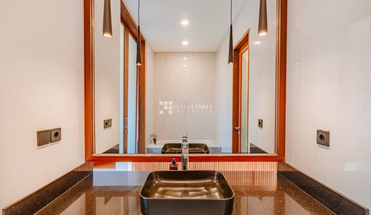 Bright Airy and Spacious 5-Beds Villa in Canggu Center (12)