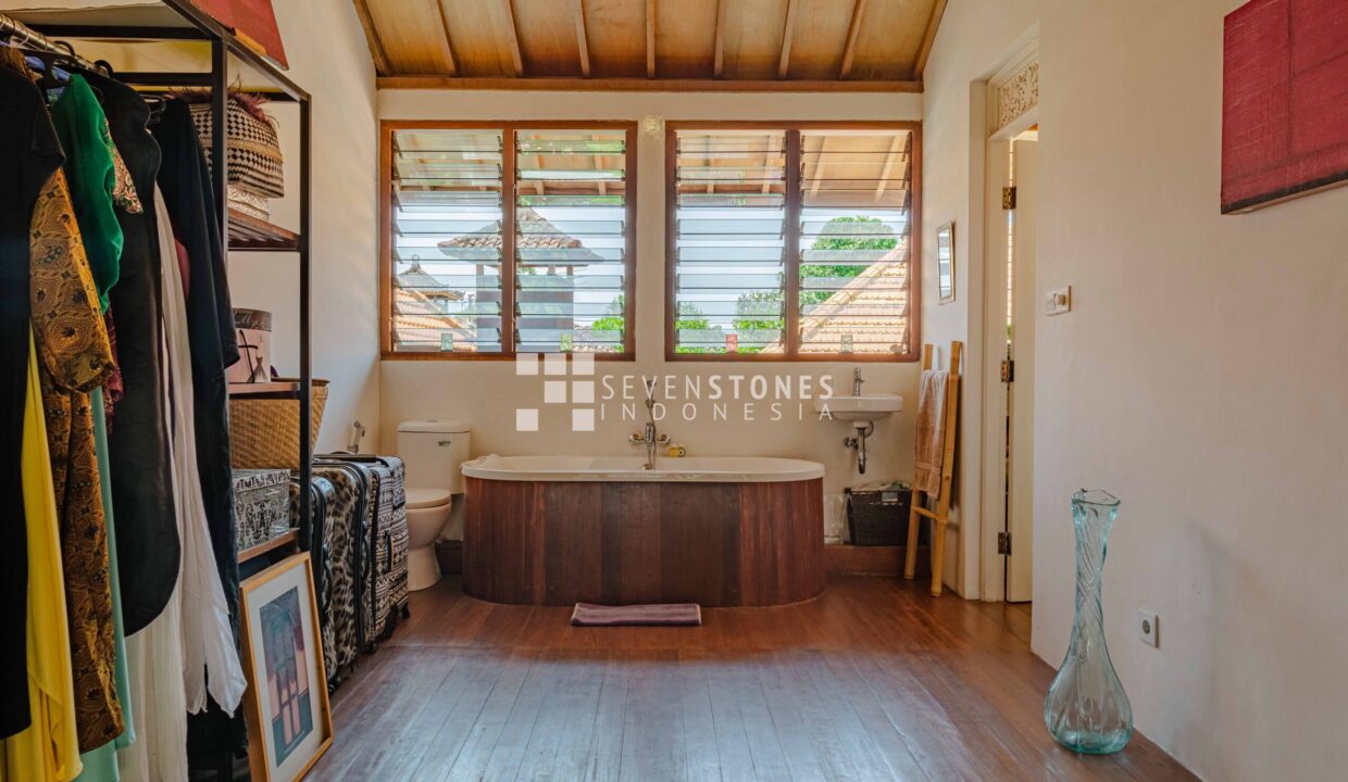 Enchanting 3-Bedroom Villa in Sanur (20)