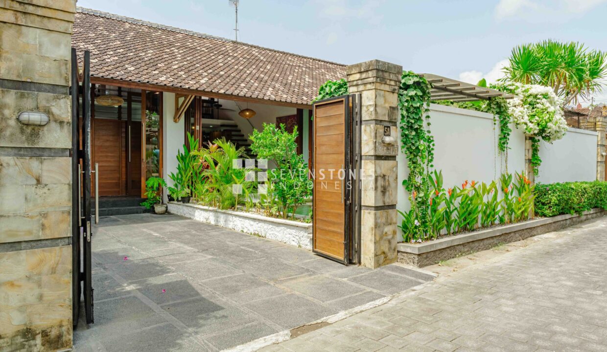 Enchanting 3-Bedroom Villa in Sanur (3)