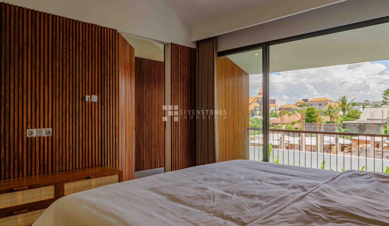 Experience A Luxurious And Stylish Retreat in the Central Berawa (12)