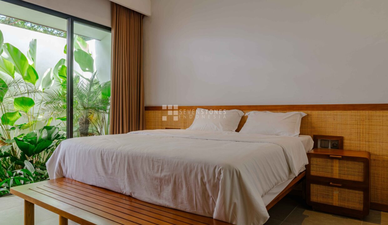 Experience A Luxurious And Stylish Retreat in the Central Berawa (13)