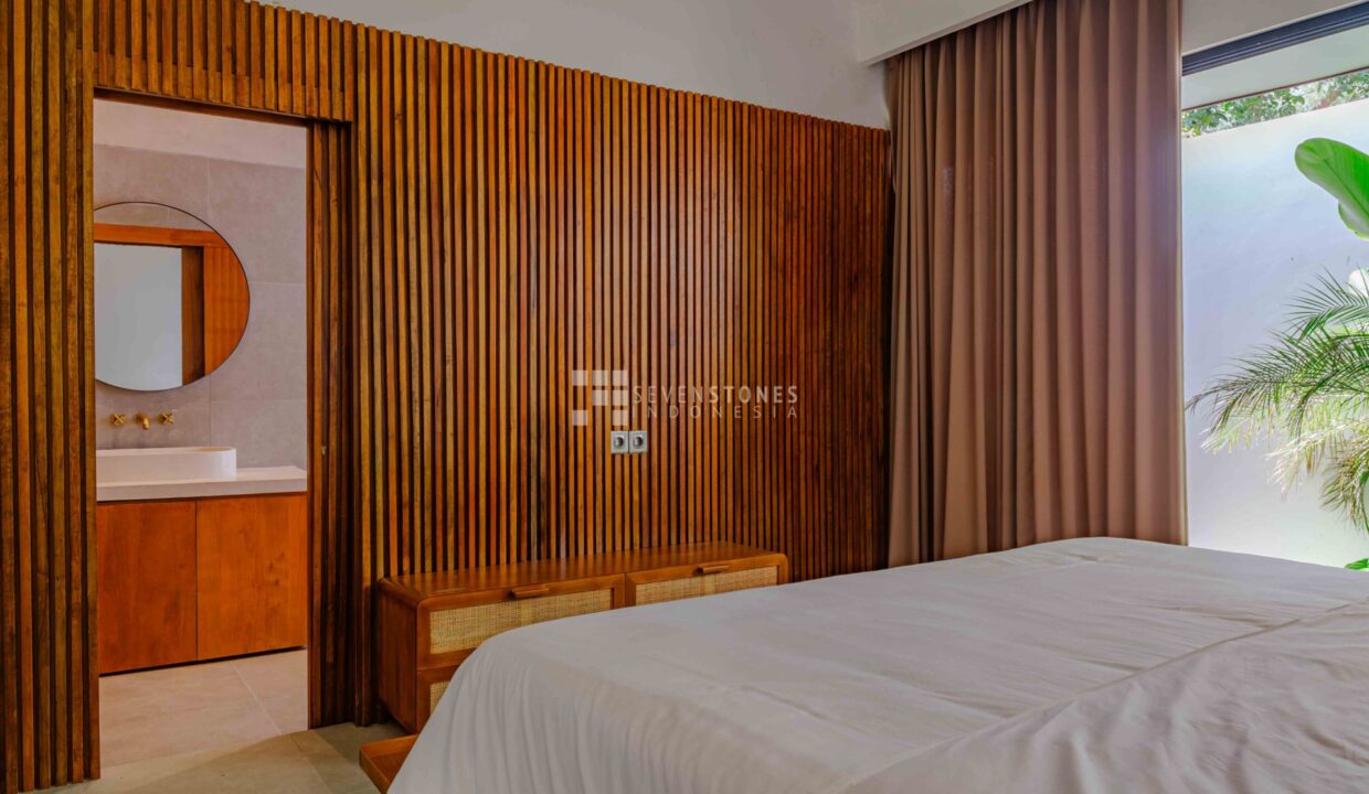 Experience A Luxurious And Stylish Retreat in the Central Berawa (14)