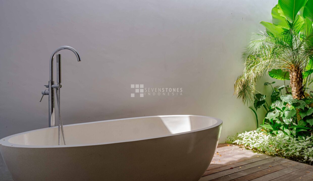 Experience A Luxurious And Stylish Retreat in the Central Berawa (15)