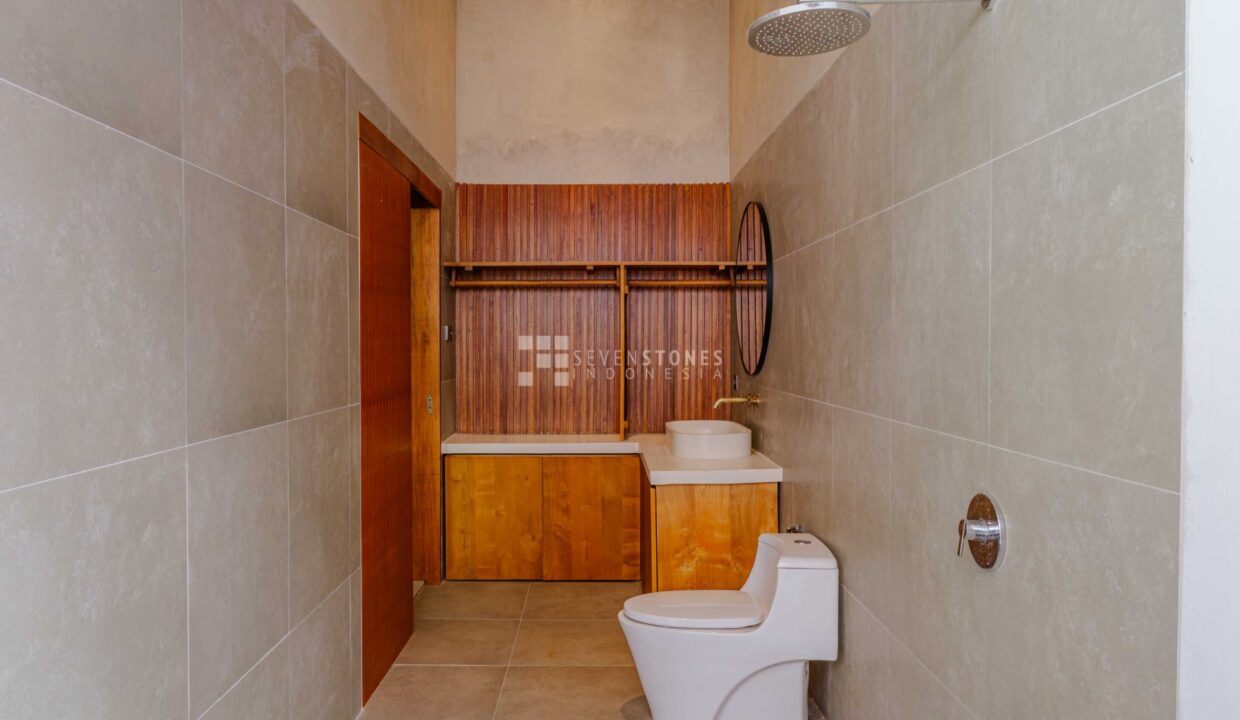 Experience A Luxurious And Stylish Retreat in the Central Berawa (16)