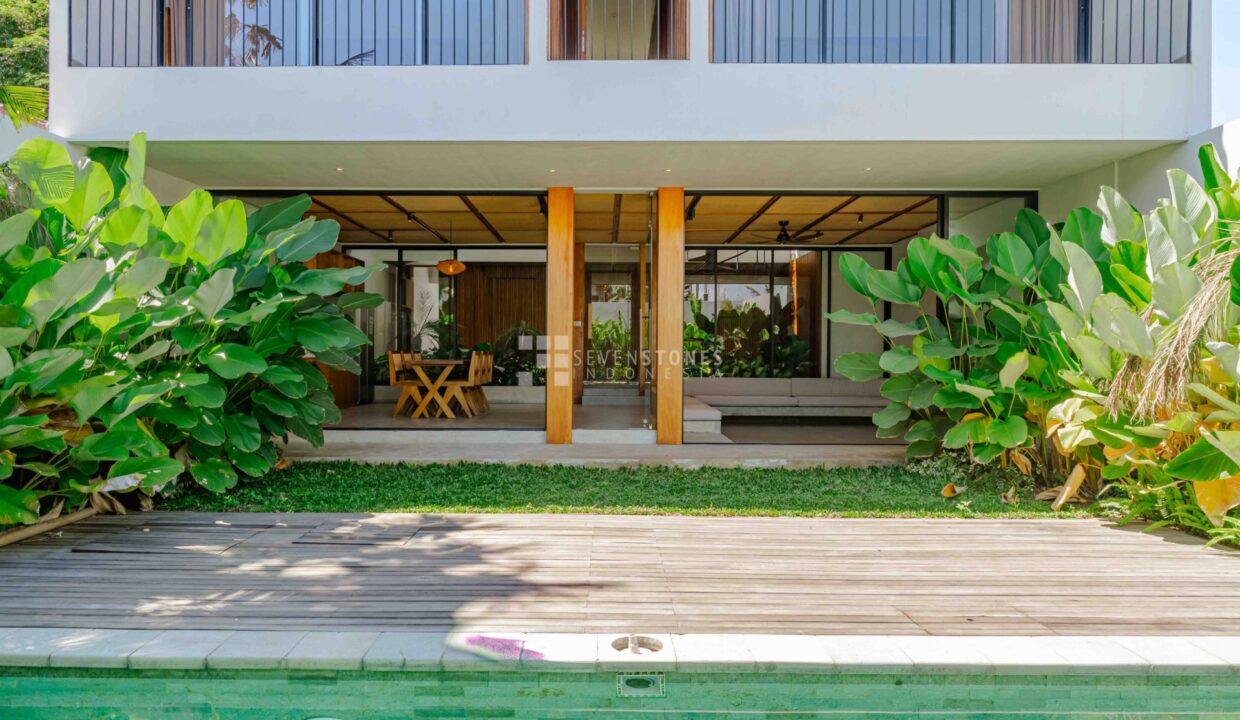 Experience A Luxurious And Stylish Retreat in the Central Berawa (2)