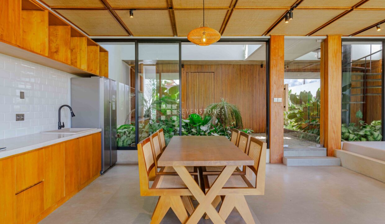 Experience A Luxurious And Stylish Retreat in the Central Berawa (7)