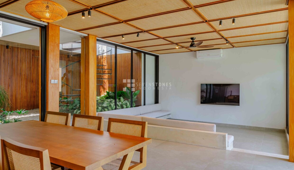Experience A Luxurious And Stylish Retreat in the Central Berawa (8)