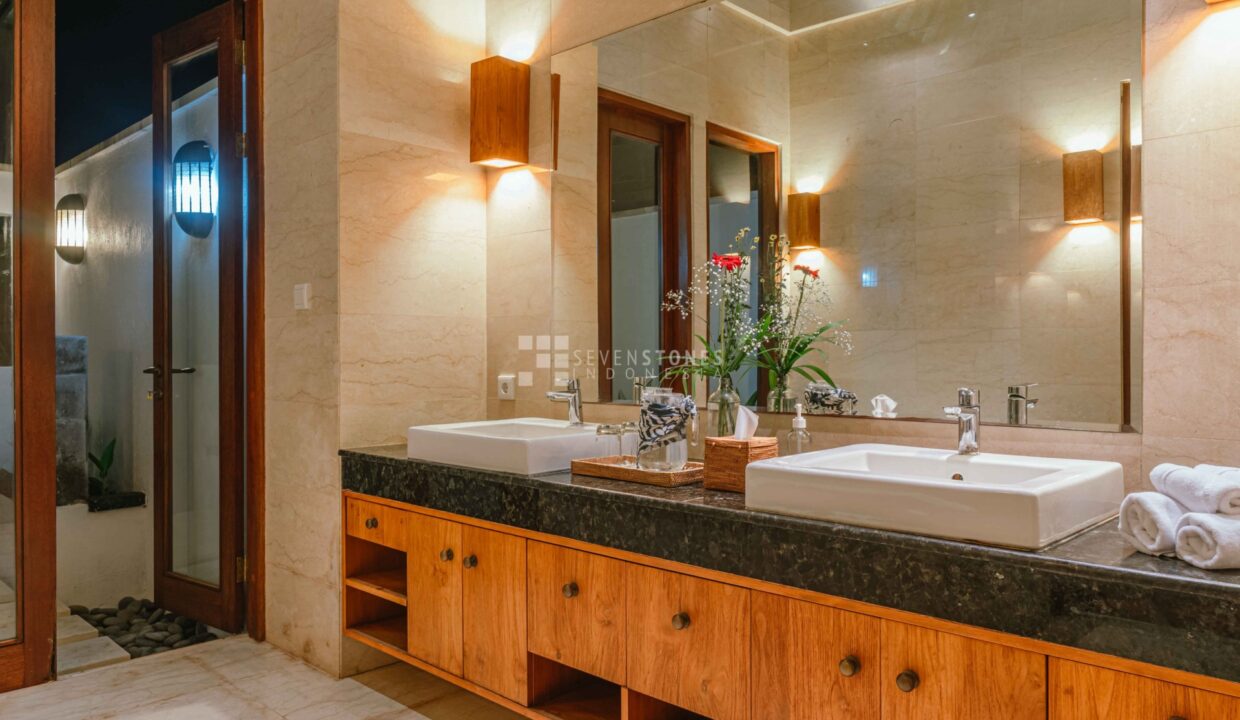 Five Bedroom Bukit Ocean View Villa – an Extraordinary Real Estate Opportunity (17)