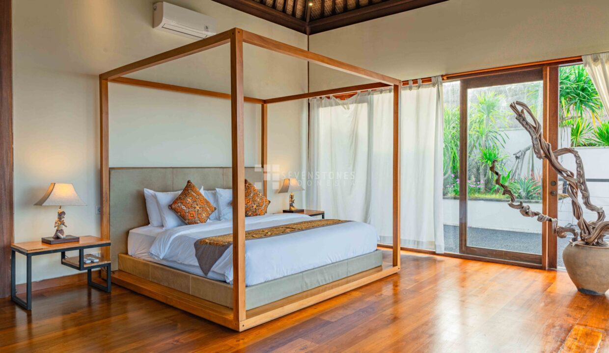 Five Bedroom Bukit Ocean View Villa – an Extraordinary Real Estate Opportunity (24)