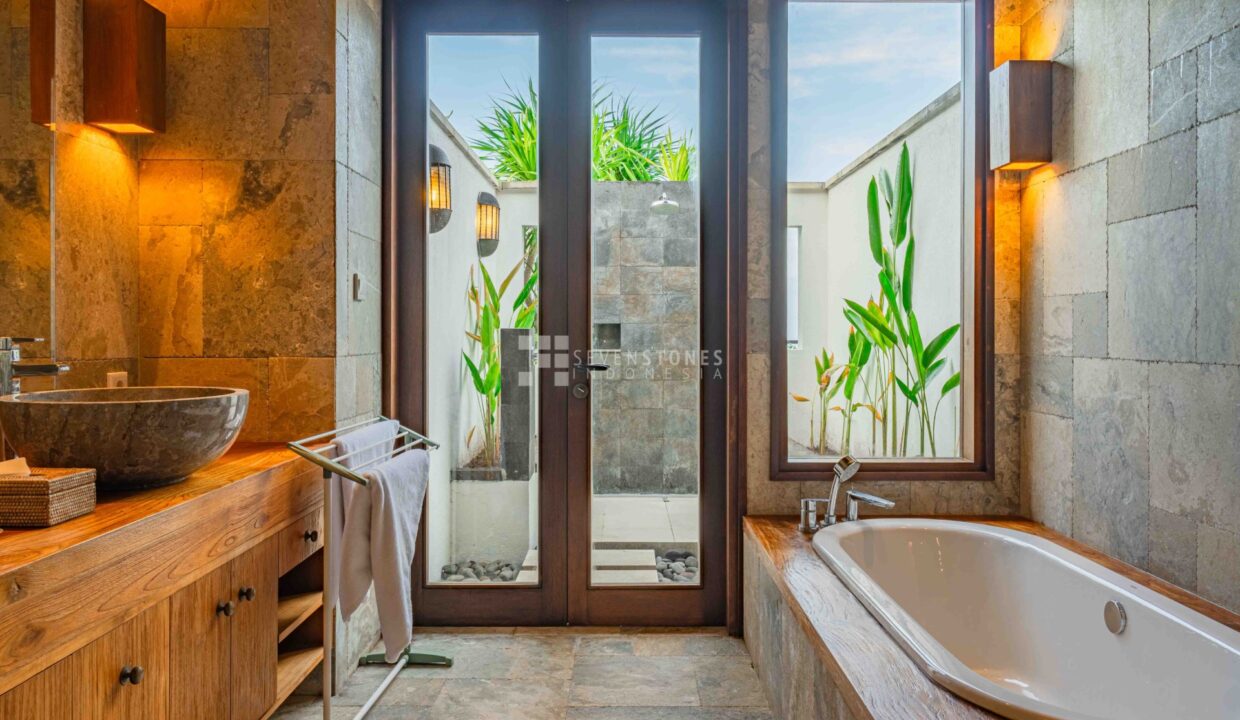 Five Bedroom Bukit Ocean View Villa – an Extraordinary Real Estate Opportunity (26)