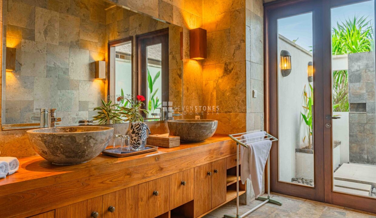 Five Bedroom Bukit Ocean View Villa – an Extraordinary Real Estate Opportunity (27)