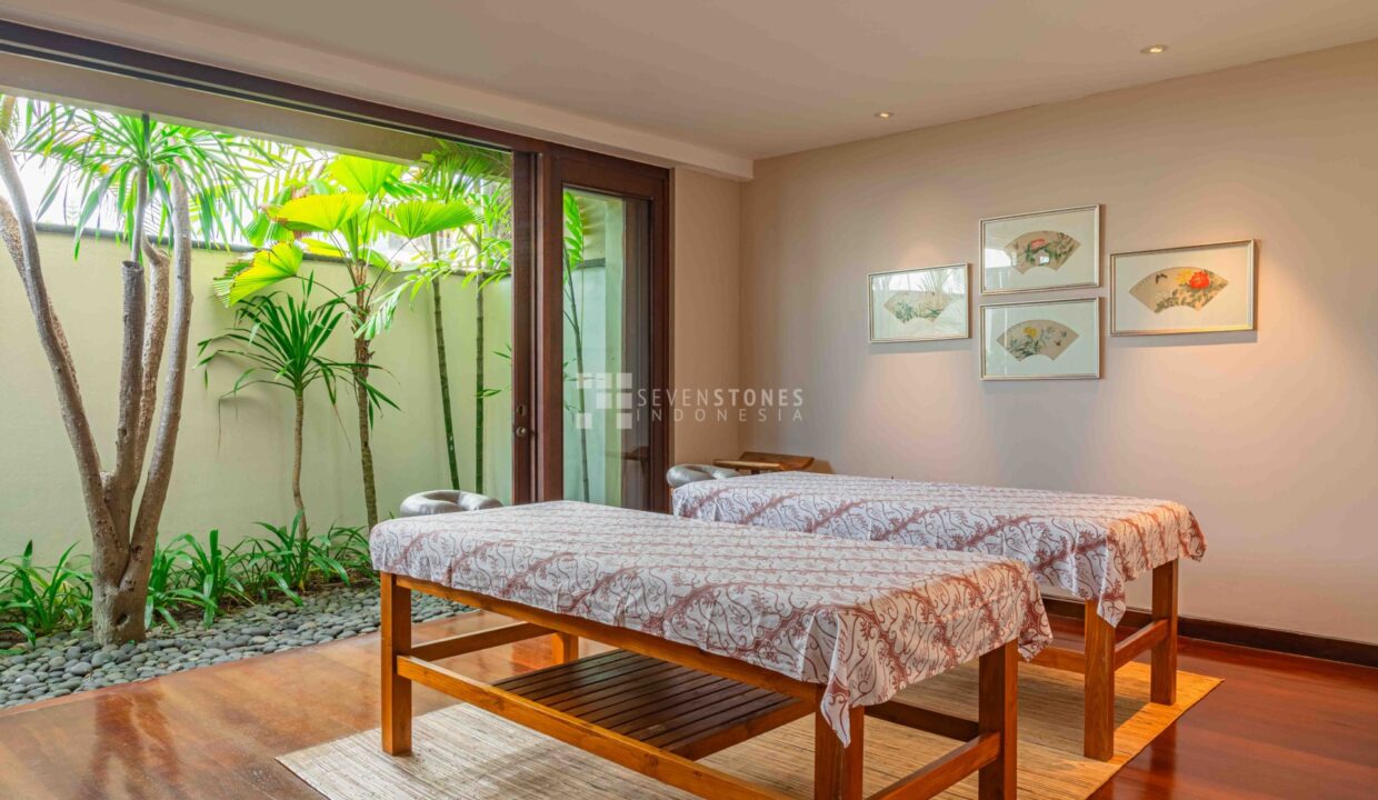 Five Bedroom Bukit Ocean View Villa – an Extraordinary Real Estate Opportunity (29)