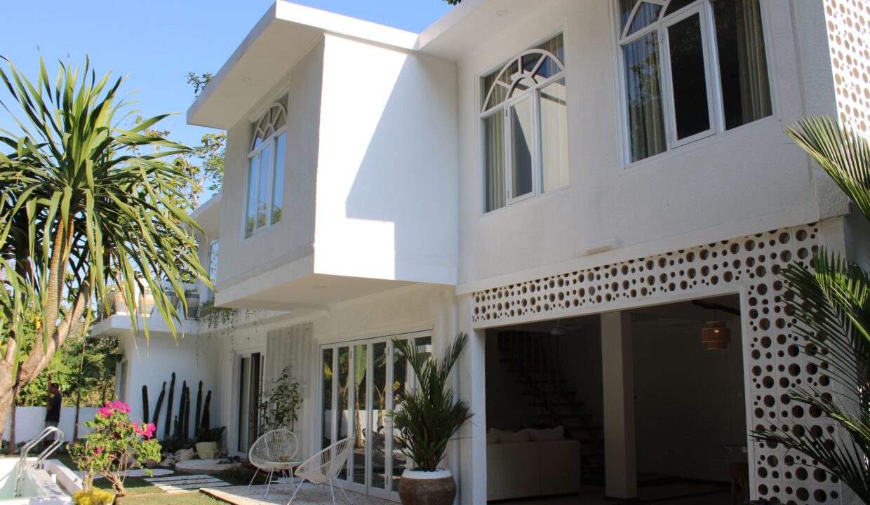 For Sale On A Leasehold, A Modern Three-Bedroom Villa In Ungasan (1)