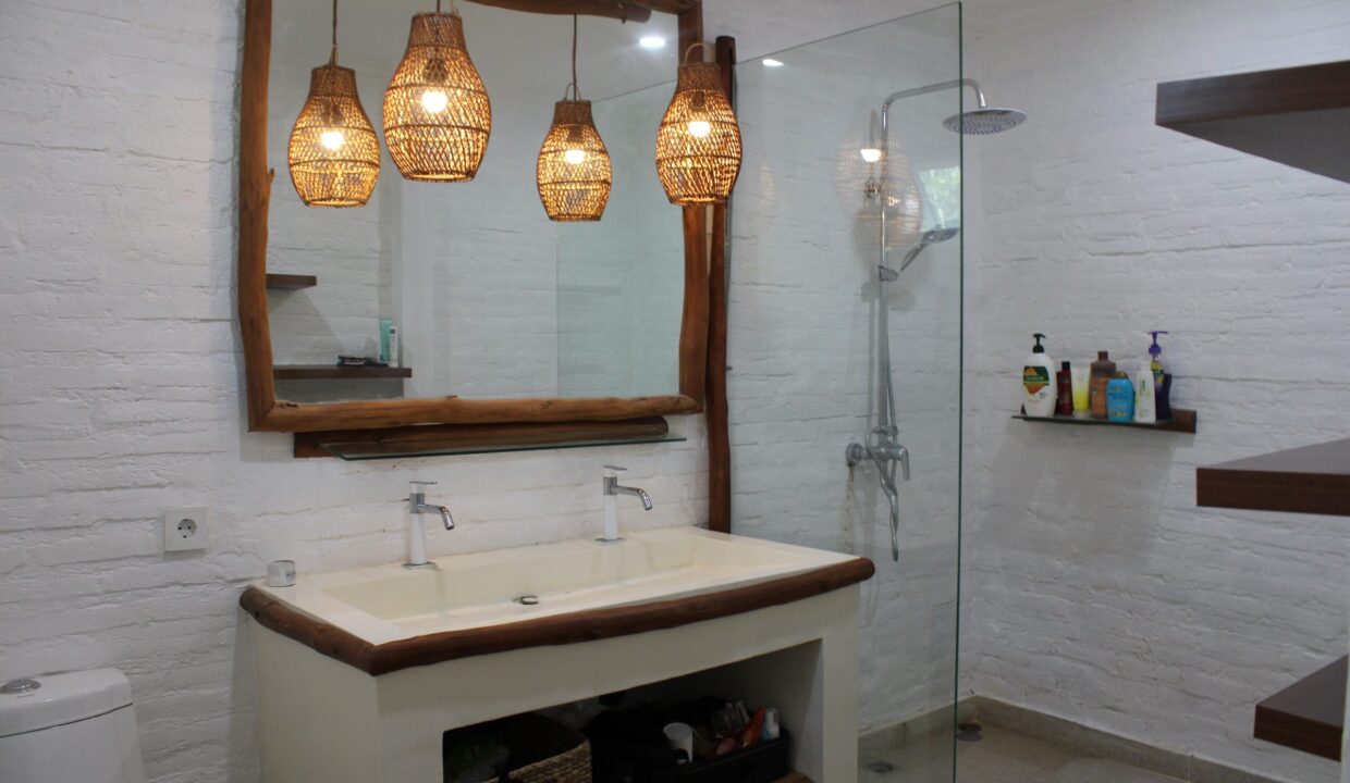 For Sale On A Leasehold, A Modern Three-Bedroom Villa In Ungasan (17)