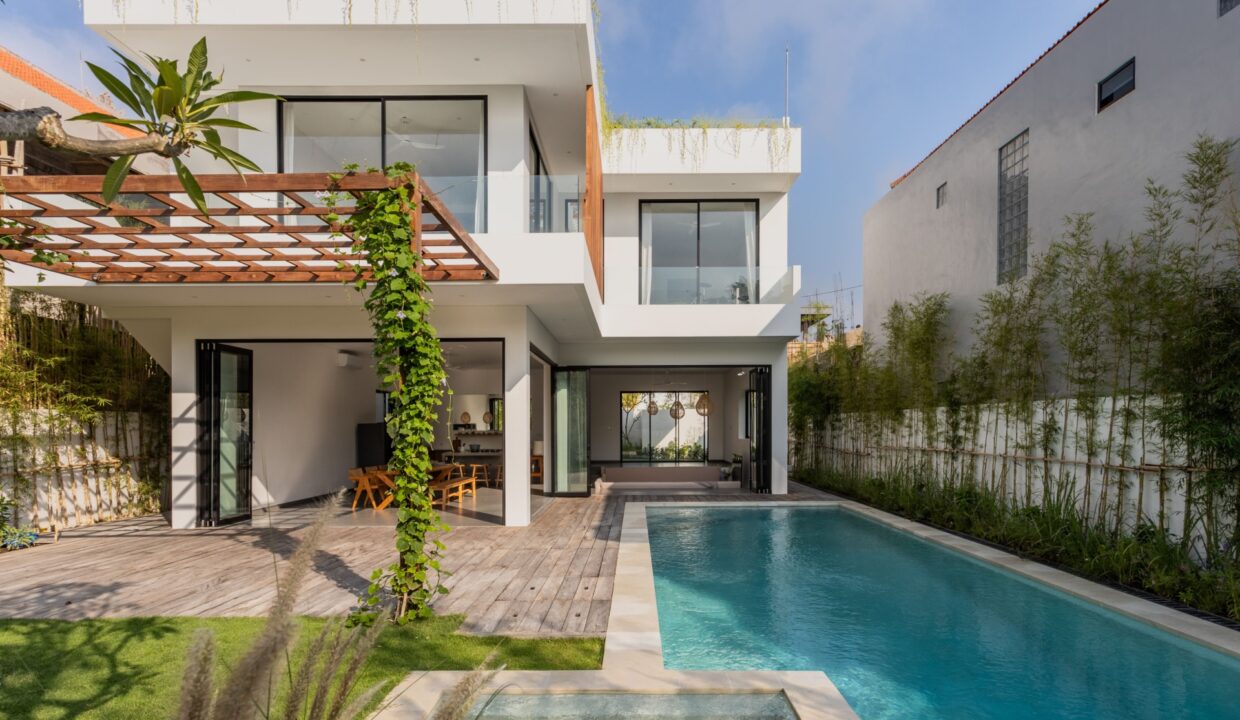 Living in Tropical Luxury Villa in Pererenan Bali (1)