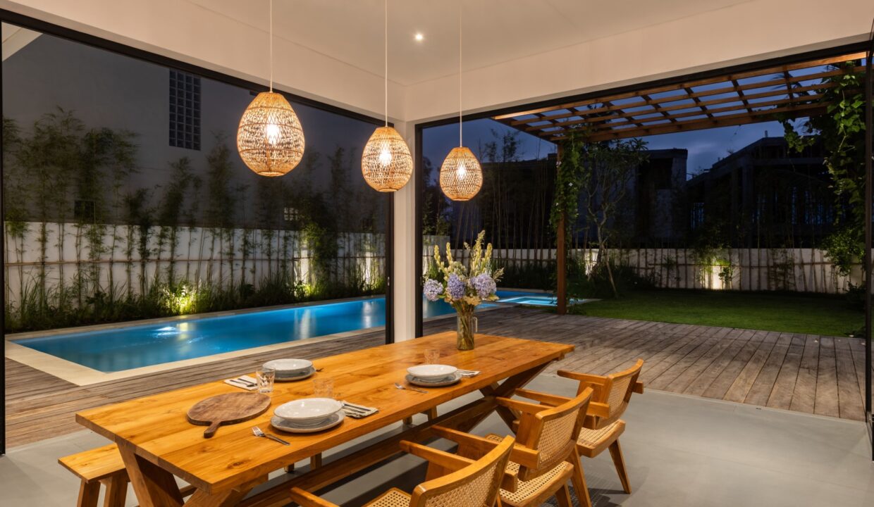 Living in Tropical Luxury Villa in Pererenan Bali (10)