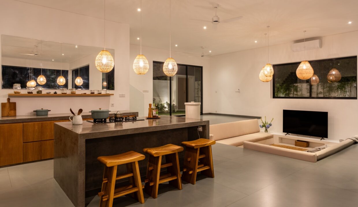 Living in Tropical Luxury Villa in Pererenan Bali (11)