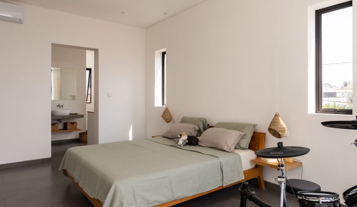 Living in Tropical Luxury Villa in Pererenan Bali (13)