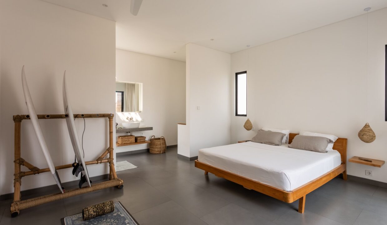 Living in Tropical Luxury Villa in Pererenan Bali (17)