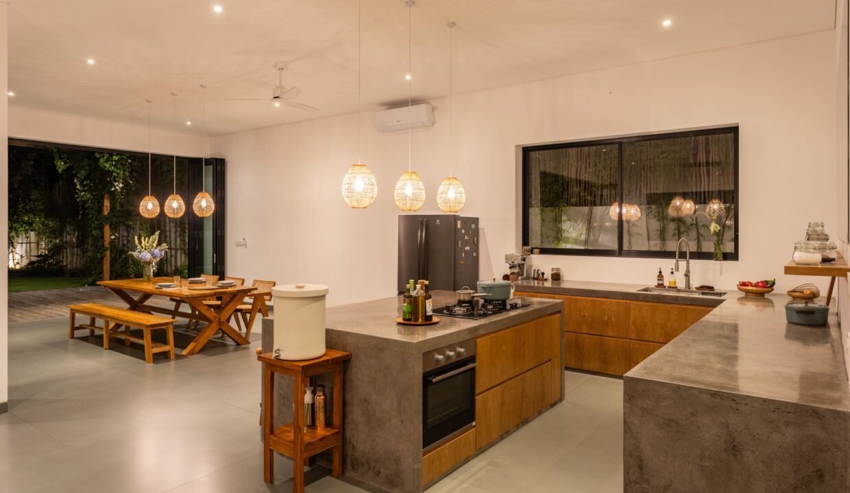 Living in Tropical Luxury Villa in Pererenan Bali (9)