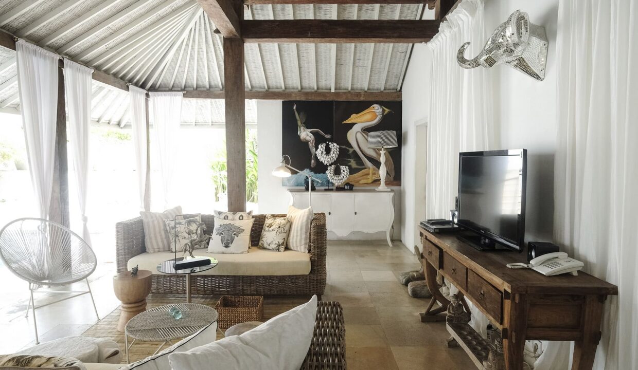Lux Retreat Riverside Villa (16)