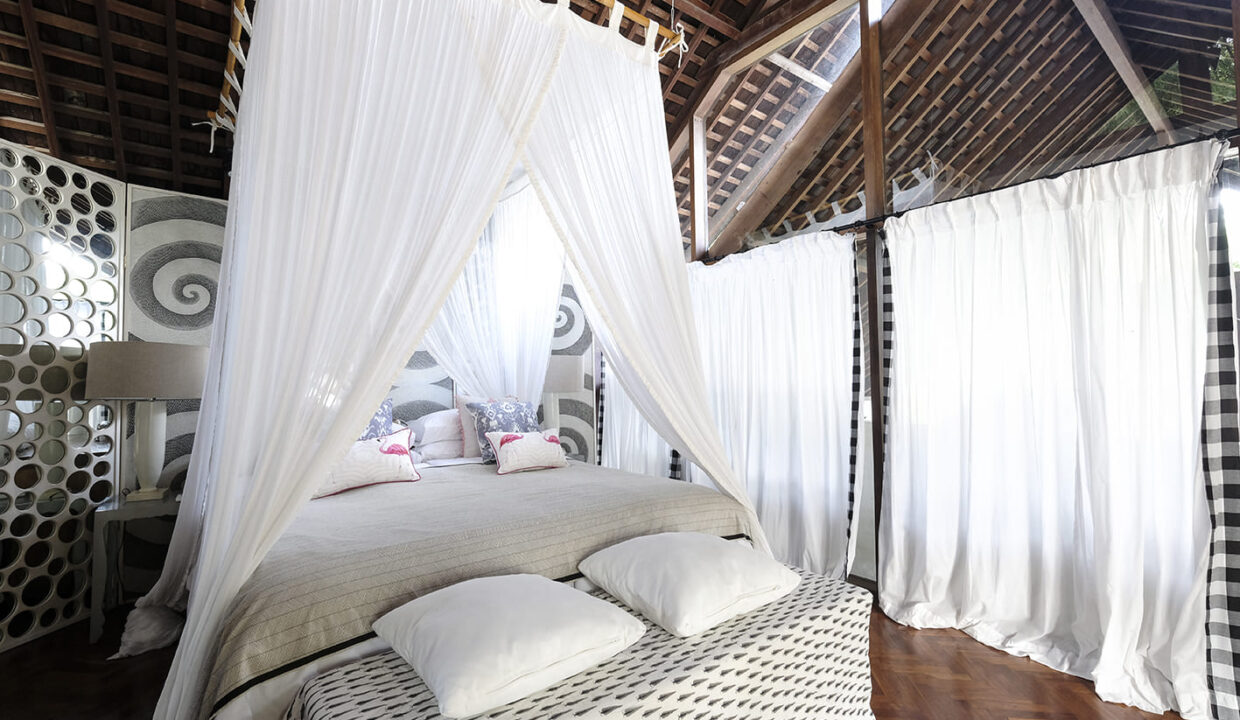 Lux Retreat Riverside Villa (19)