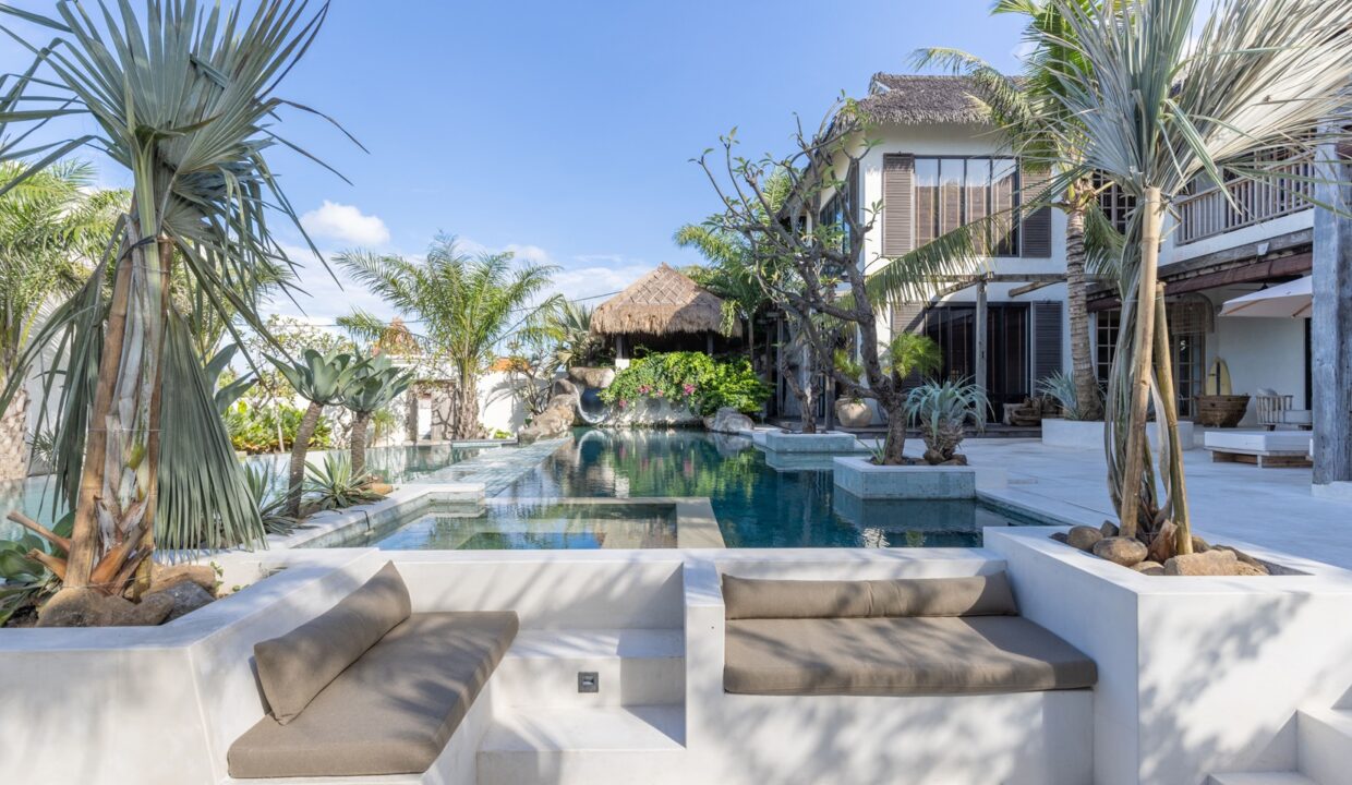 Luxurious 6 Bedroom Villa With Breathtaking Ocean View In Seseh (2)