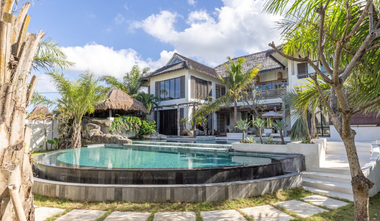Luxurious 6 Bedroom Villa With Breathtaking Ocean View In Seseh (4)