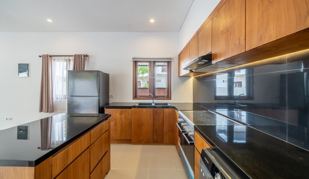 Spacious 4-Bedroom Villa for Sale in Kerobokan Residential Complex (10)